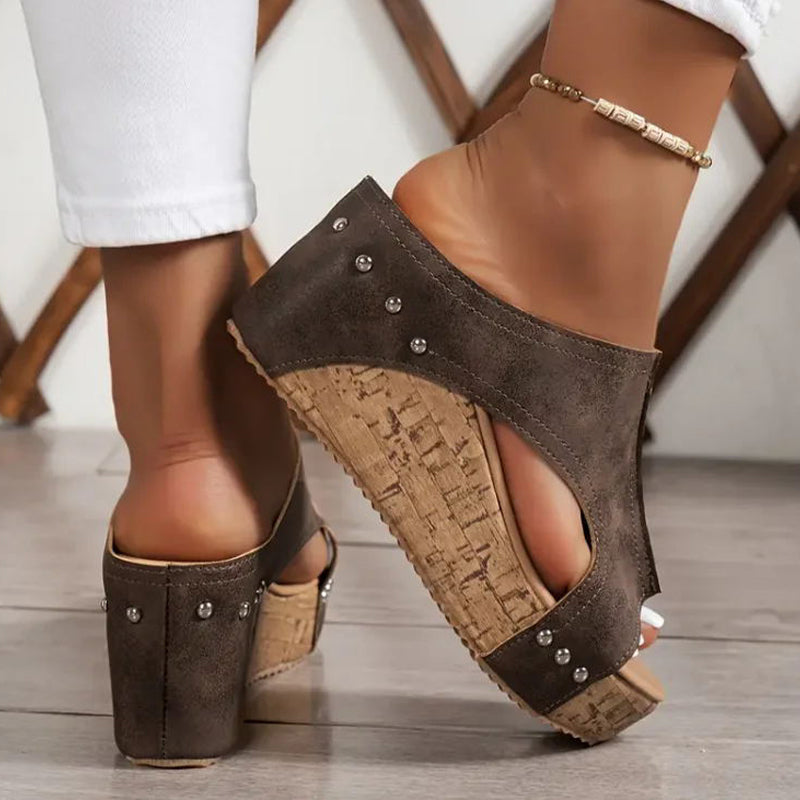 👡✨ 50 % de réduction 🔥Sandales compensées pour femmes avec détails cloutés