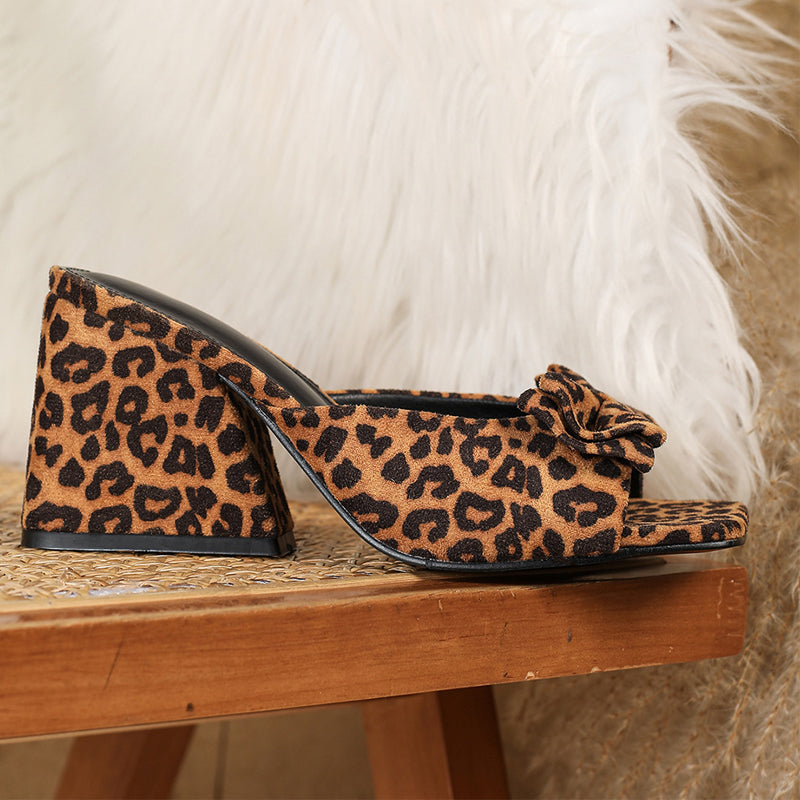 Sandales à talons et à enfiler léopard à bout carré