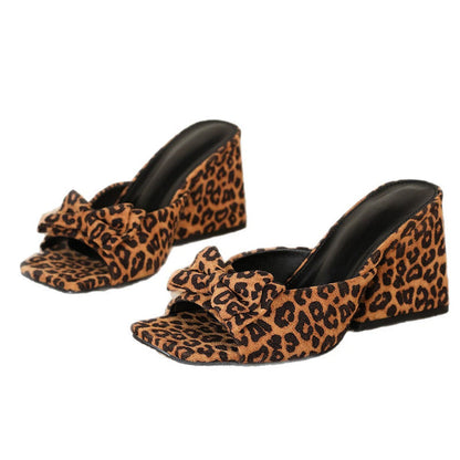 Sandales à talons et à enfiler léopard à bout carré