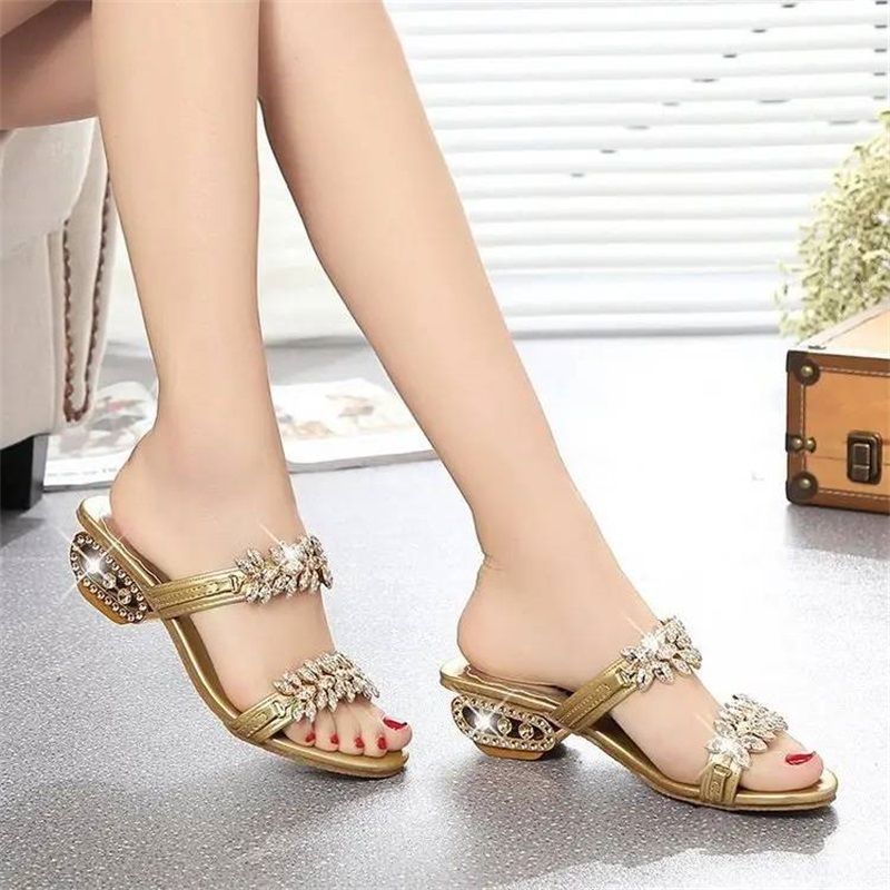 📢⏰ DERNIER JOUR 57% ! Sandales Femme à Strass – Talon Plat 4cm, Ornements Métalliques, Tige PU, Confort & Éclat pour l'Été & le Quotidien 👡