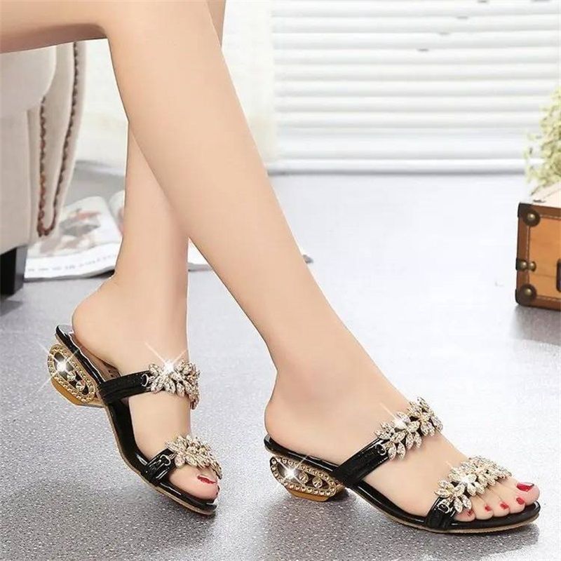 📢⏰ DERNIER JOUR 57% ! Sandales Femme à Strass – Talon Plat 4cm, Ornements Métalliques, Tige PU, Confort & Éclat pour l'Été & le Quotidien 👡