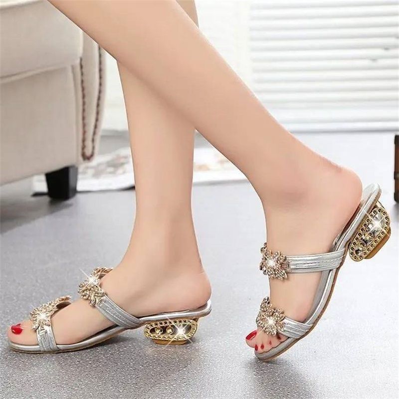 📢⏰ DERNIER JOUR 57% ! Sandales Femme à Strass – Talon Plat 4cm, Ornements Métalliques, Tige PU, Confort & Éclat pour l'Été & le Quotidien 👡
