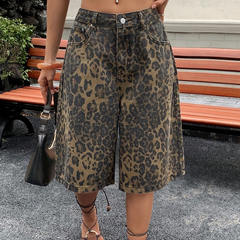 🩳 50% DE RÉDUCTION 🐆 Short en jean imprimé léopard pour femme – Look tendance & coupe confortable – Parfait pour l’été, les festivals ou un style streetwear assumé – taille haute & poches pratiques 🌸